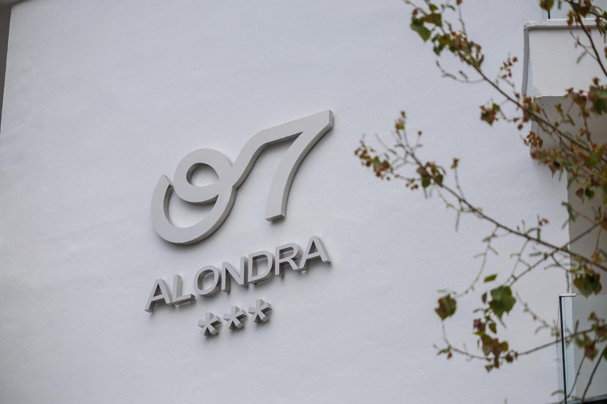 O7 Alondra Hotel